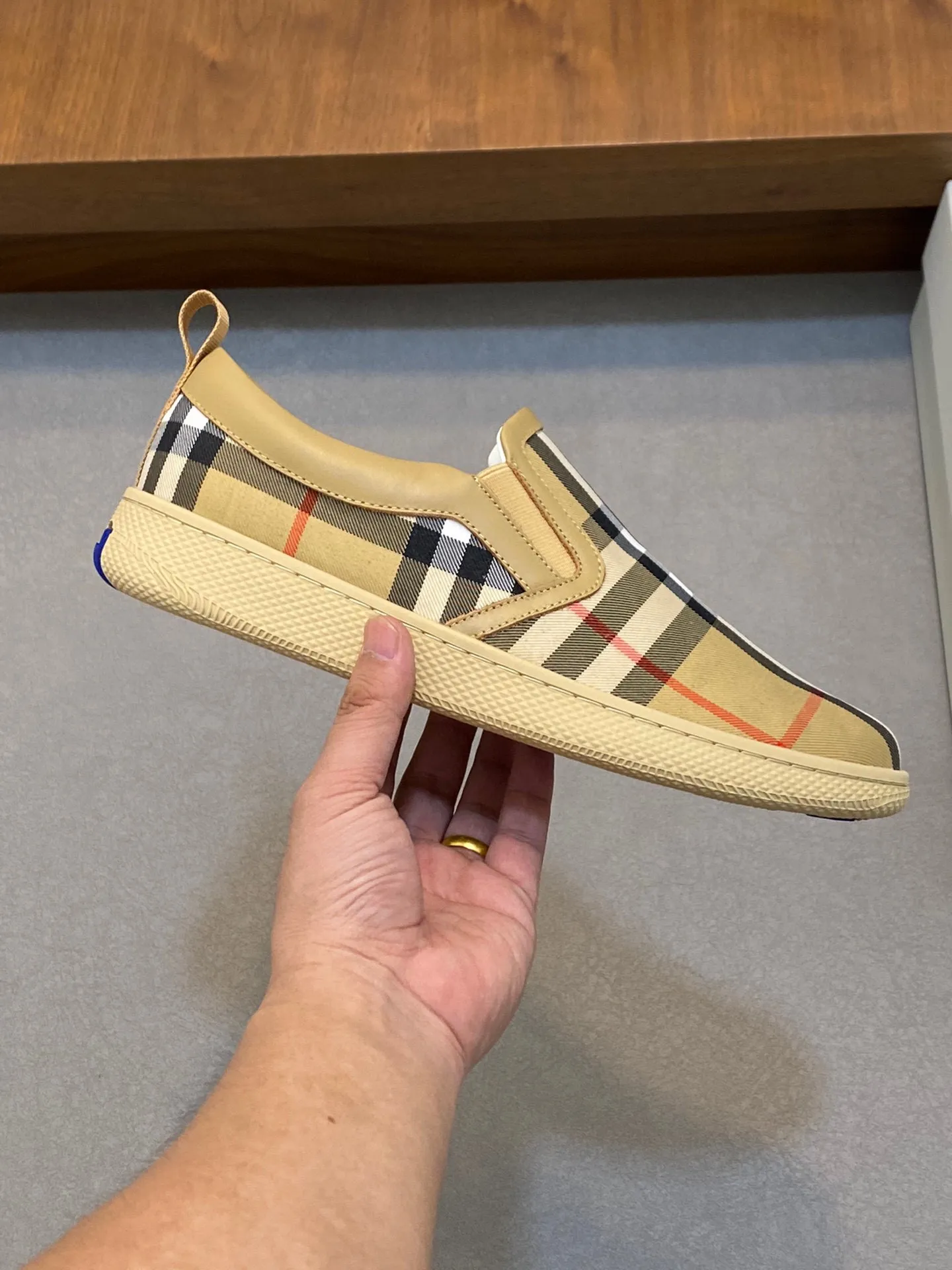 P380 [BURBERRY] Burberry - Upper: imported 🔝 brand totem cloth, - Inner lining: cowhide lining, feet; water-dyed cowhide - Outsole: ultra-light TPR rubber; two-color molded outsole - Super high quality control·Fine workmanship: highlighted (high-end, extravagance, grade) -Size: 38-44 (Male 45, can be customized)·